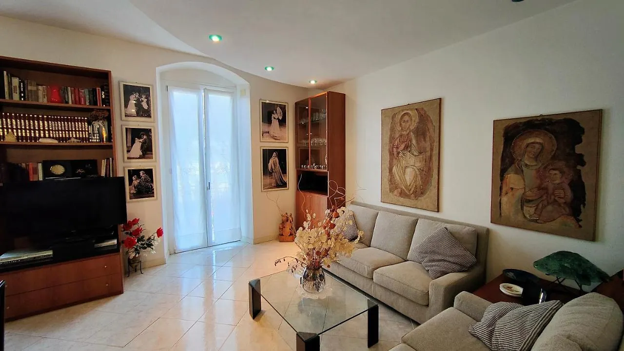 Un Balcone In Pineta contacts