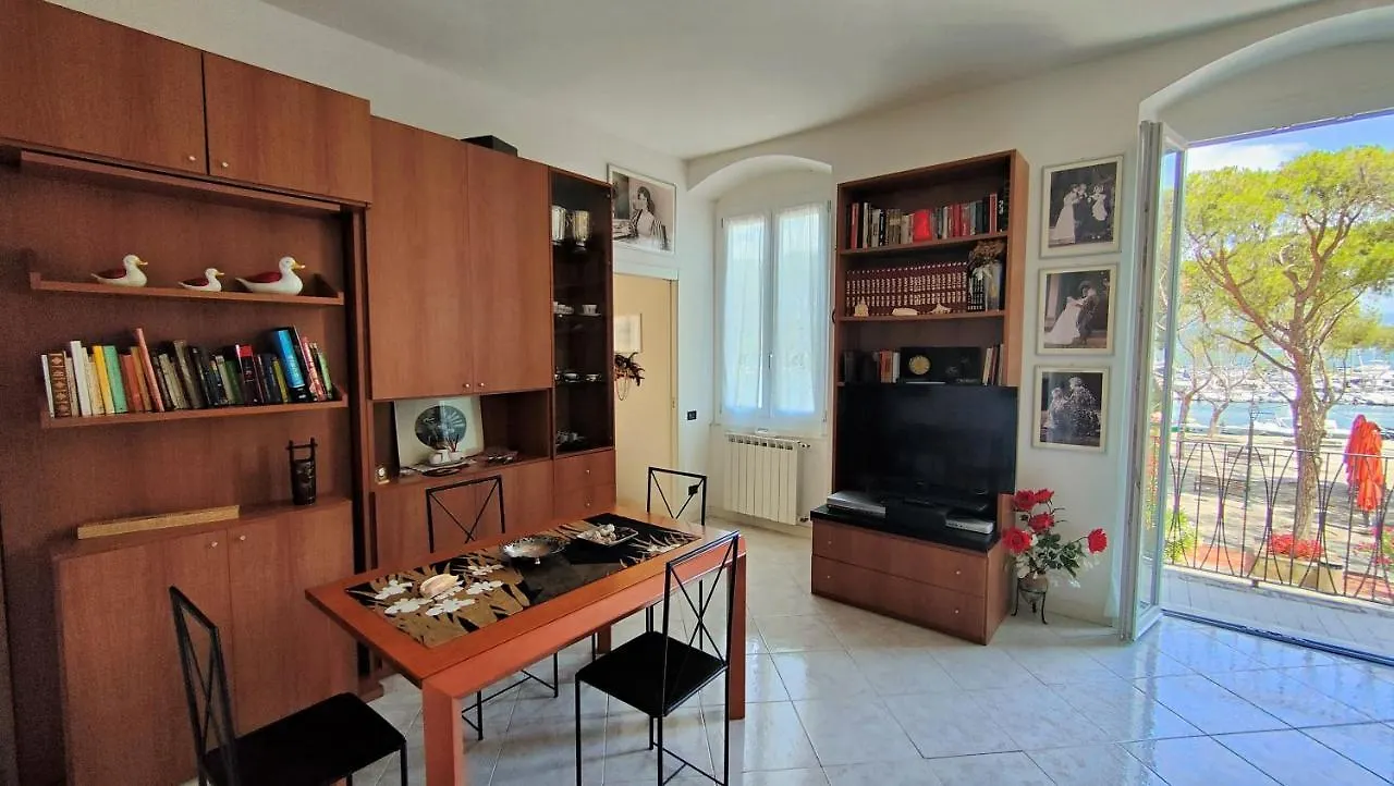 Un Balcone In Pineta Apartment Fezzano  Italy